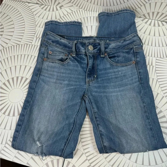 American Eagle Women’s Straight Stretch Size 2 SHORT Distressing on‎ knees - Picture 1 of 6